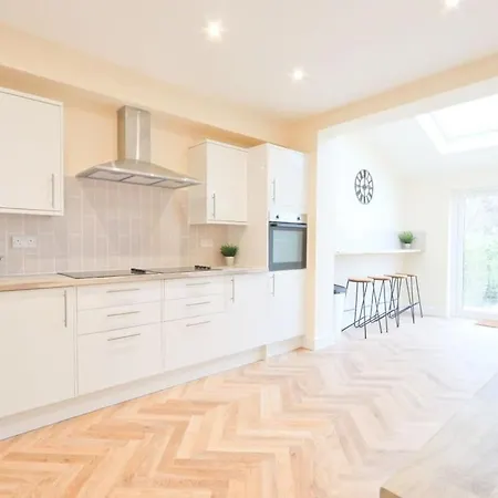 Fishponds 6 Bedroom House Tatil Evi *